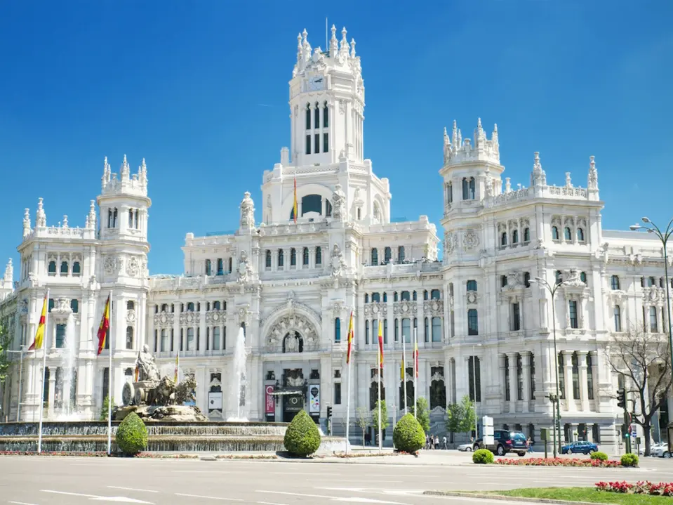 Weißes Gebäude in Madrid