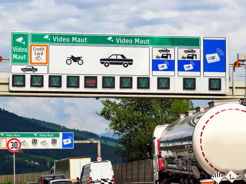 Schilderbrücke über der Autobahn mit Hinweis zur nächsten Sondermautstation
