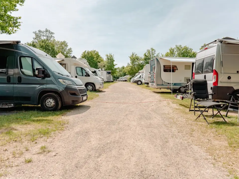 Wohnmobile am Campingplatz bei Sonne