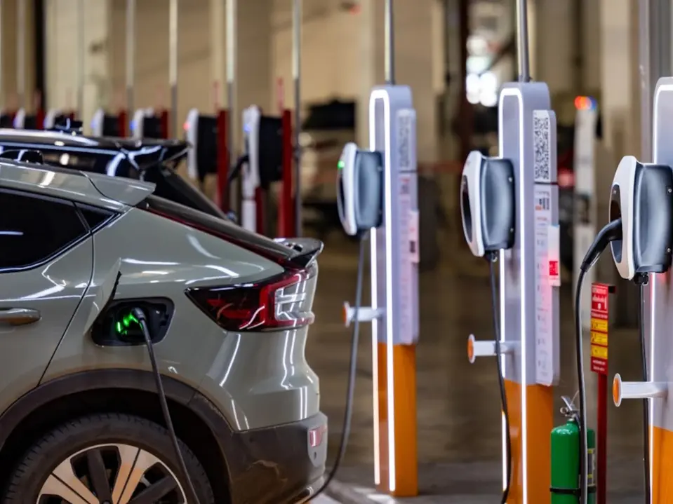 Graues Elektroauto an Ladestation