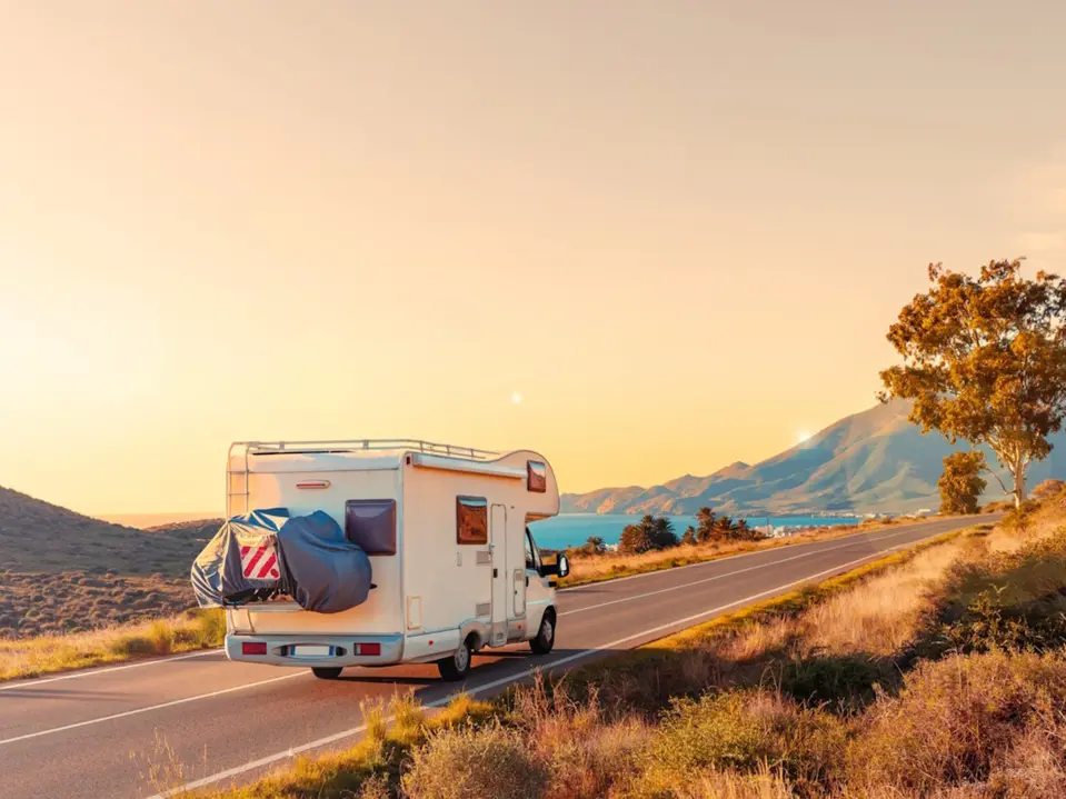 Wohnmobil vor sommerlicher Landschaft
