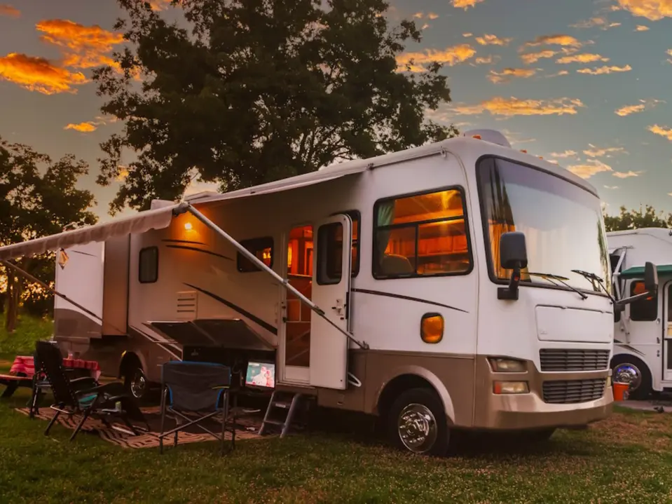 Wohnmobil auf einem Campingstellplatz bei Sonnenuntergang