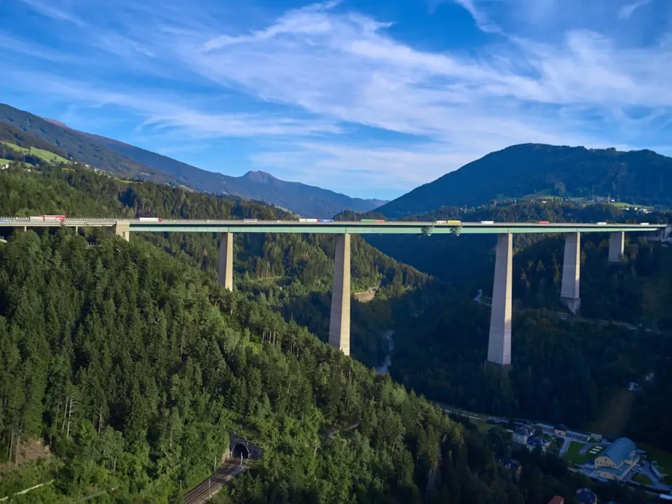 Bilder einer Autobahn, die auf einer Brücke eine Schlucht überspannt