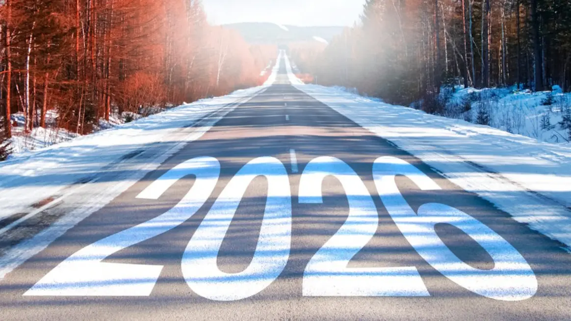 Straße in Schneelandschaft mit Jahreszahl 2026