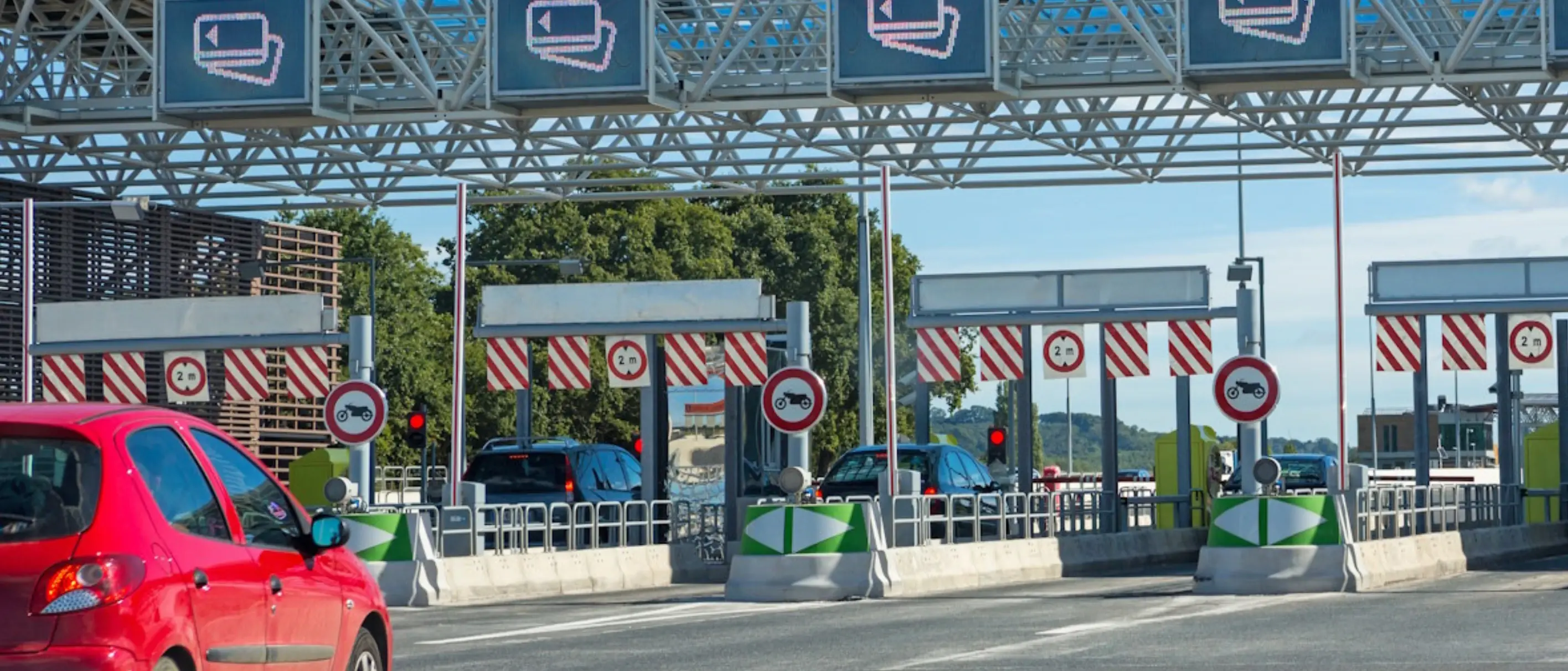 Rotes Fahrzeug vor einer französischen Mautstation