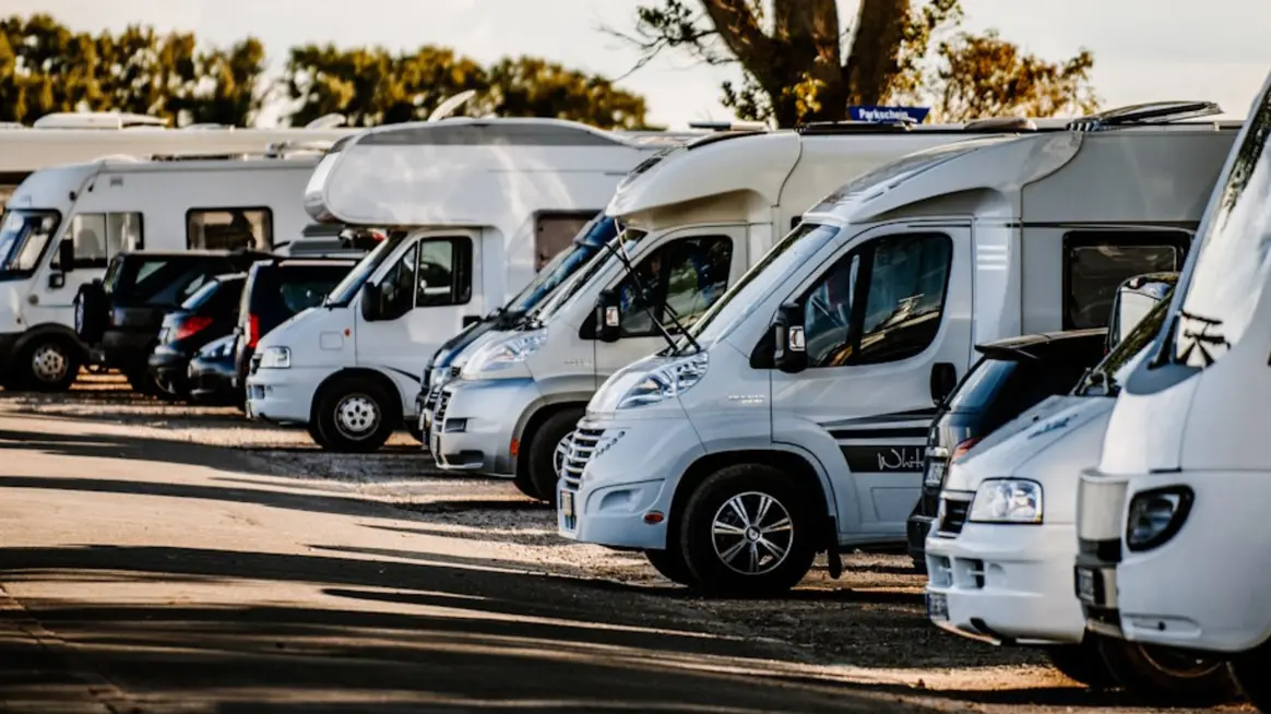 Wohnmobile und KFZ-Fahrzeuge am Campingplatz