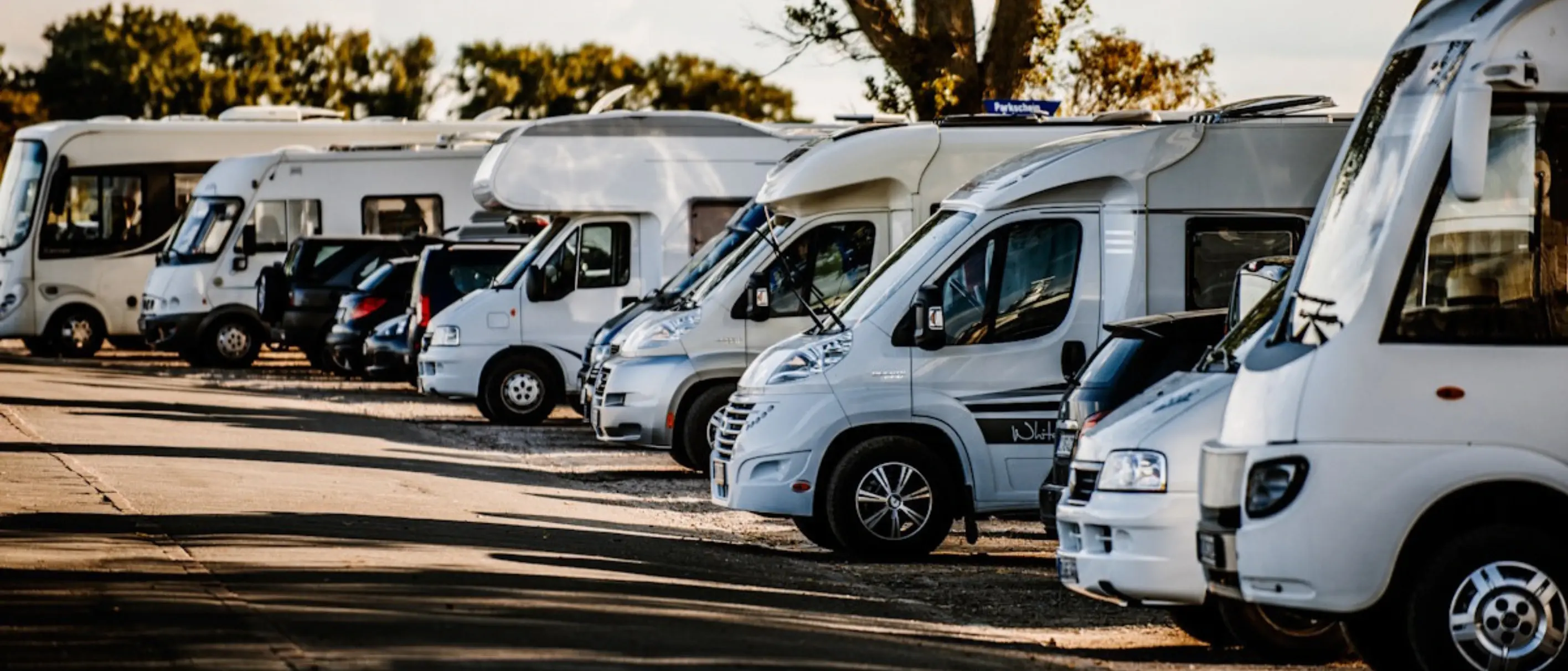 Wohnmobile und KFZ-Fahrzeuge am Campingplatz