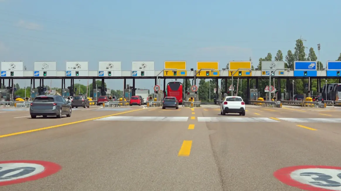 Blick auf eine Telepass Mautstation in Italien