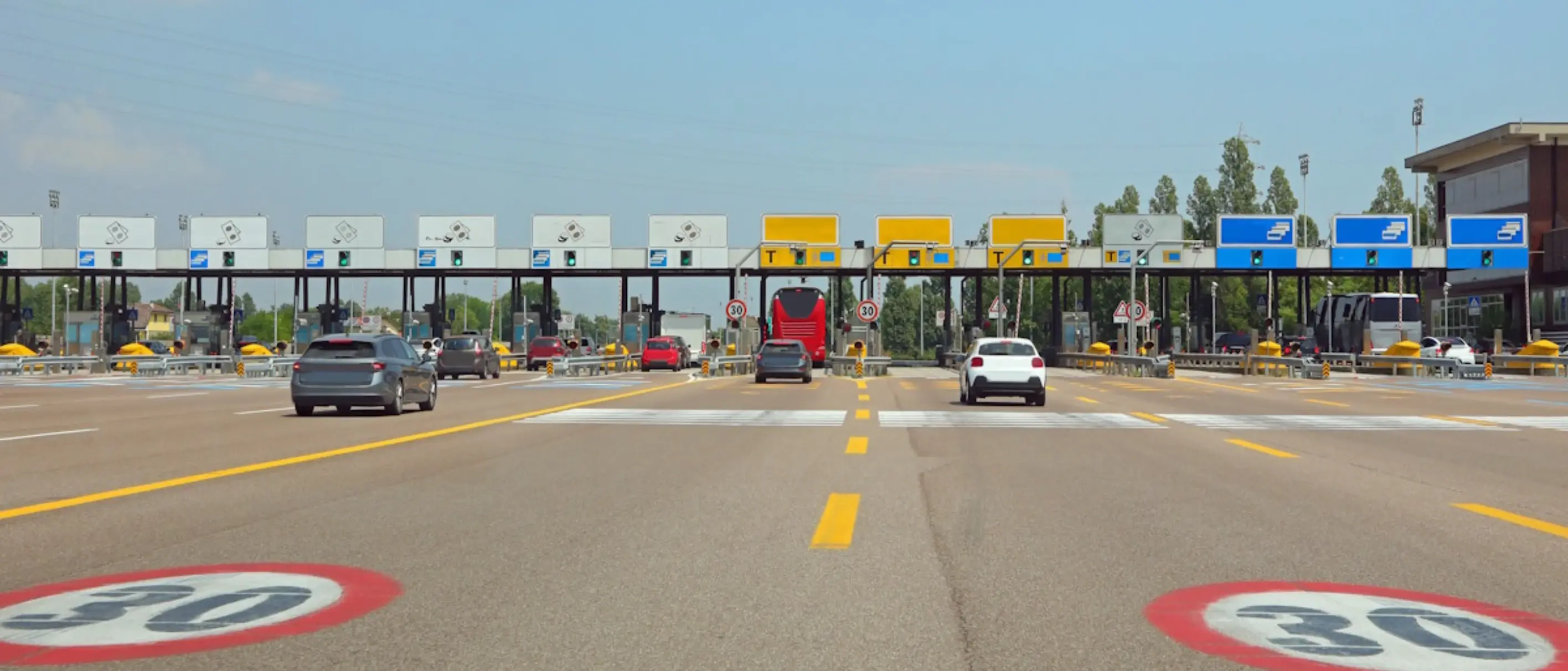 Blick auf eine Telepass Mautstation in Italien