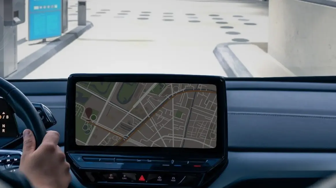 Foto eines Navigationsbildschirms in einem Auto