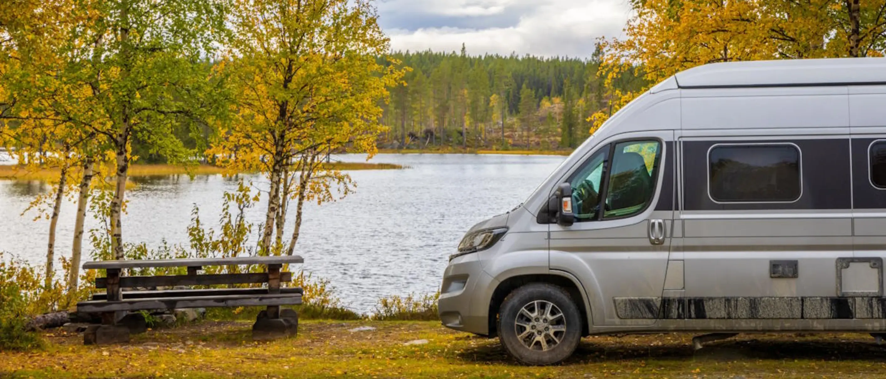 Wohnwagen am See im Herbst