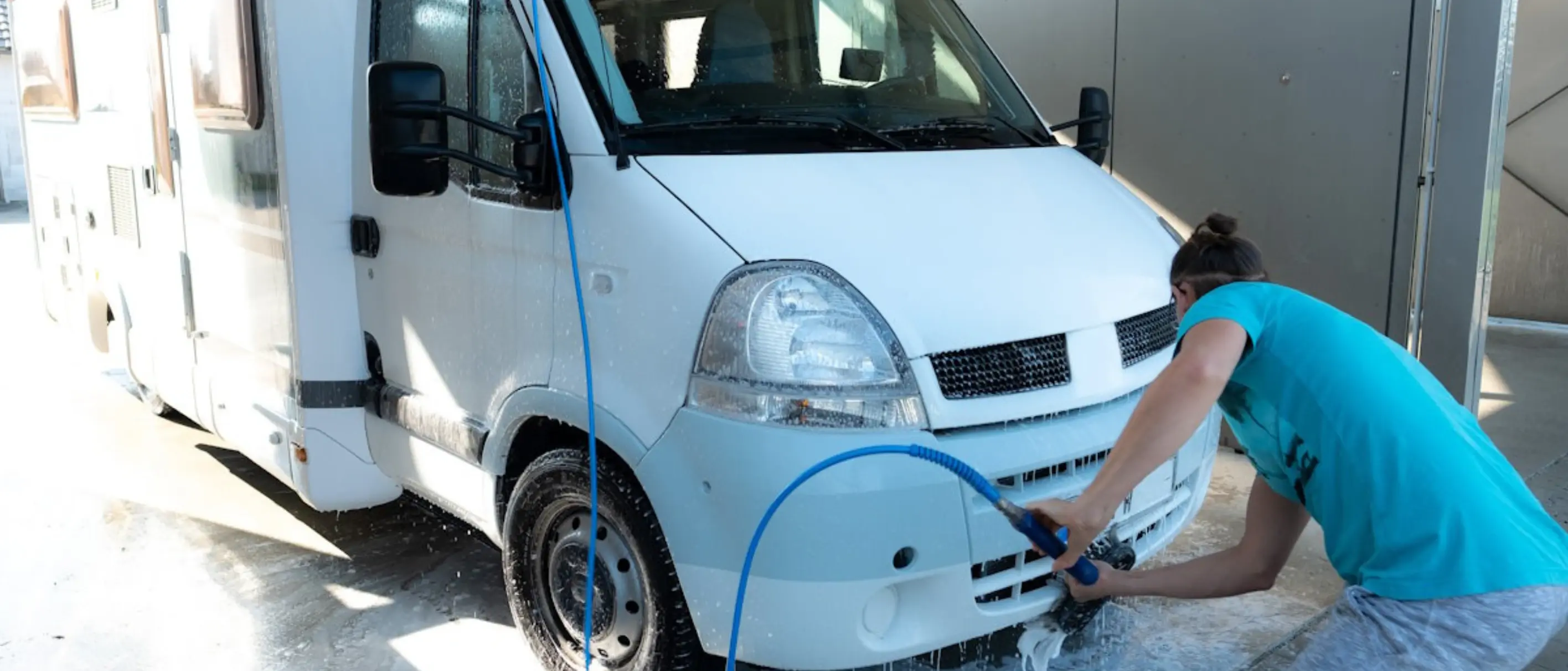 Weißes Wohnmobil in Waschbox