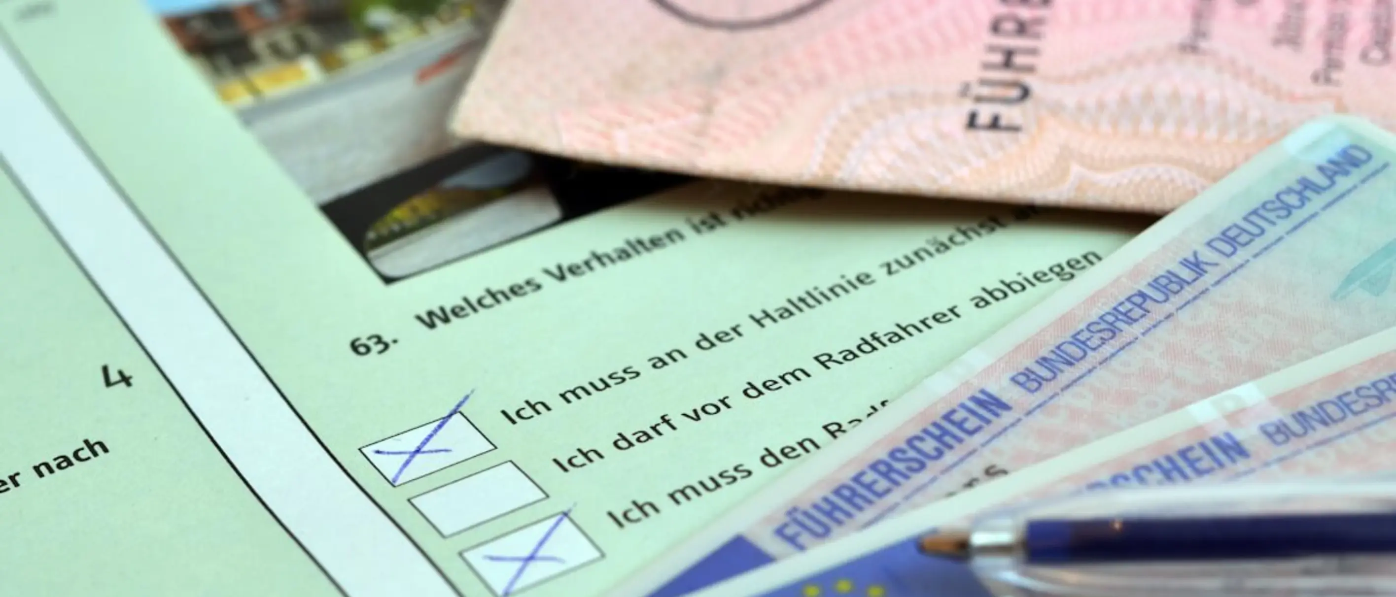 Unterlagen für Führerscheinprüfung und Führerschein