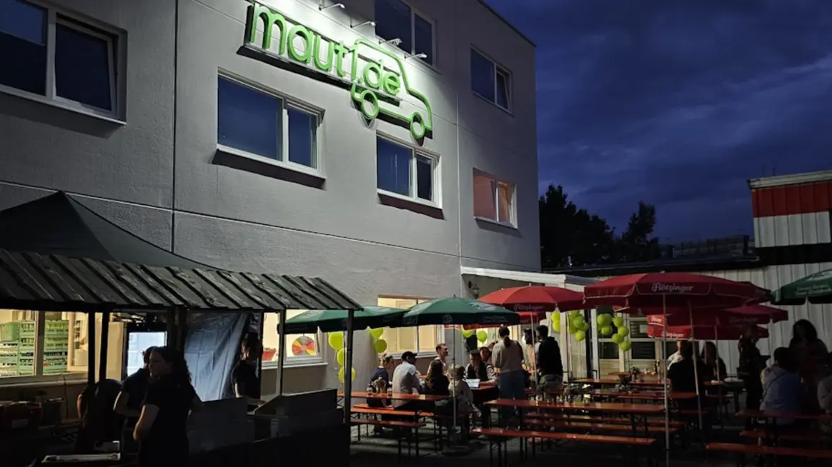 Neues Beurogebaeude der maut1 GmbH bei Nacht