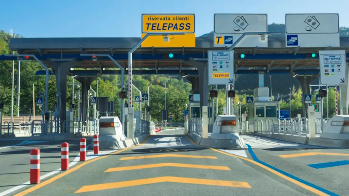 Foto einer Telepass Mautstation im Sommer
