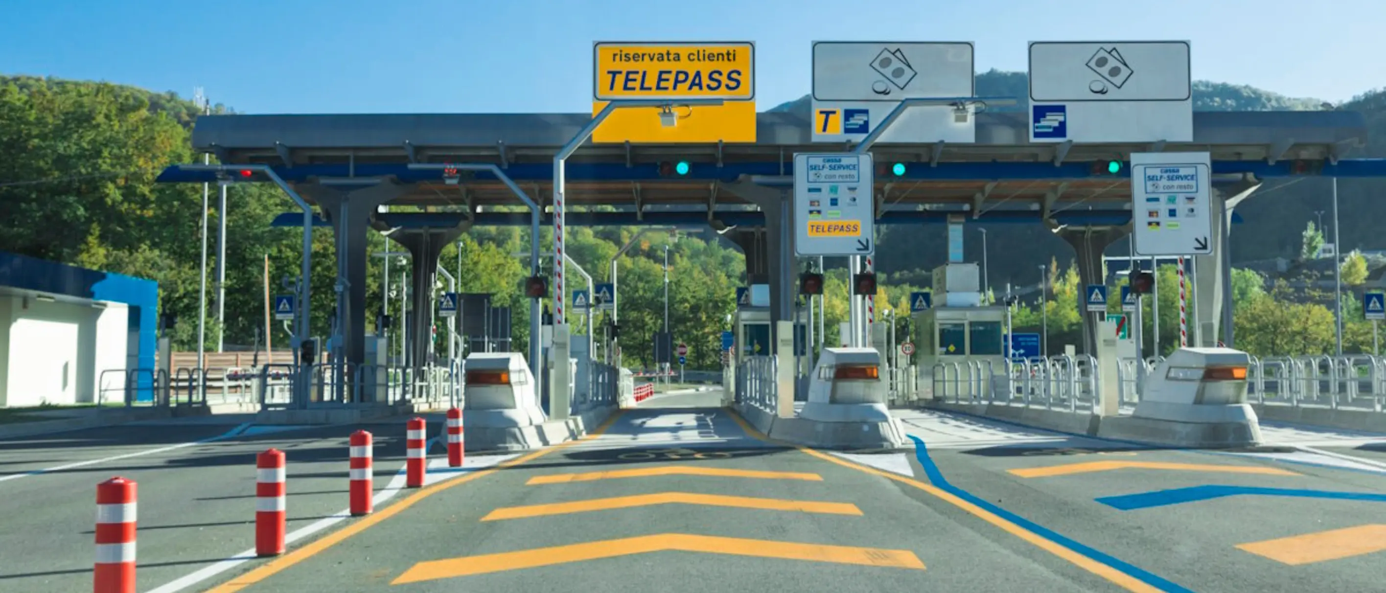 Foto einer Telepass Mautstation im Sommer