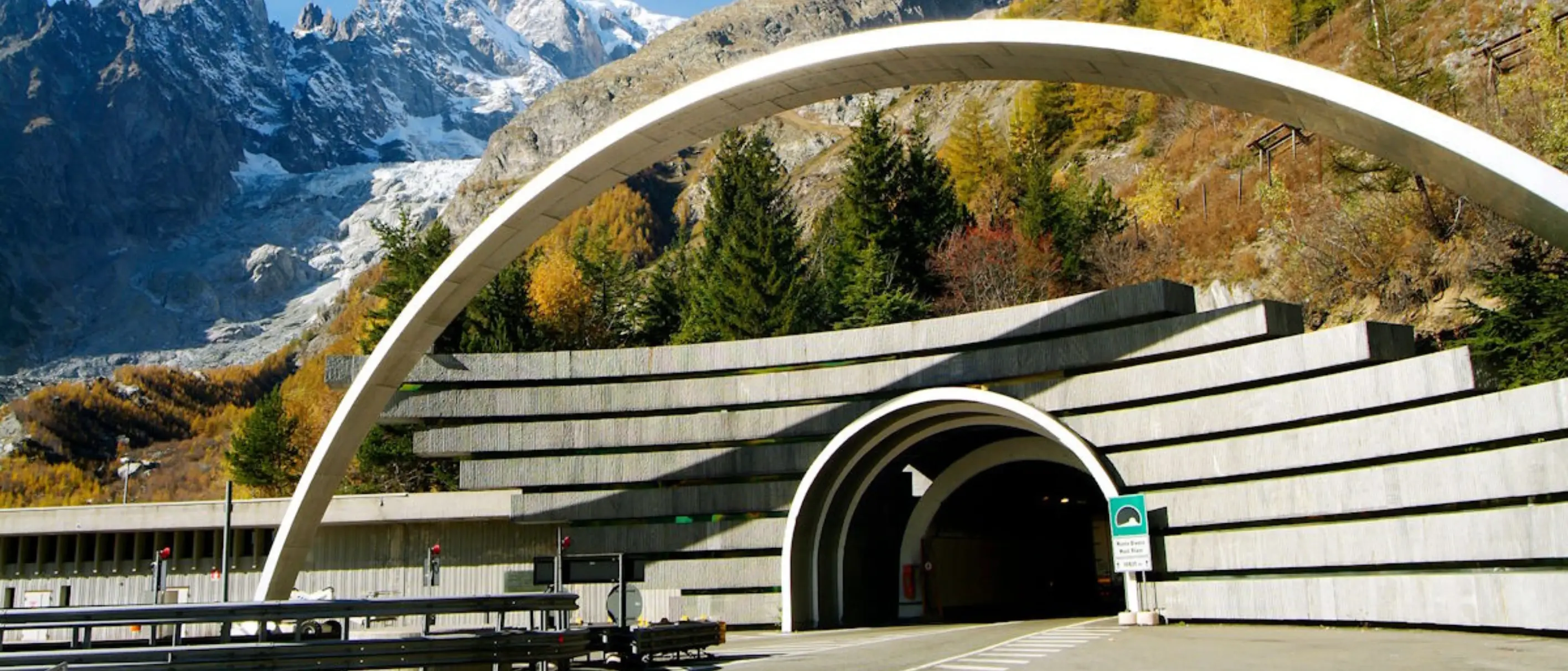 Straßentunnel mit Bergen im Hintergrund