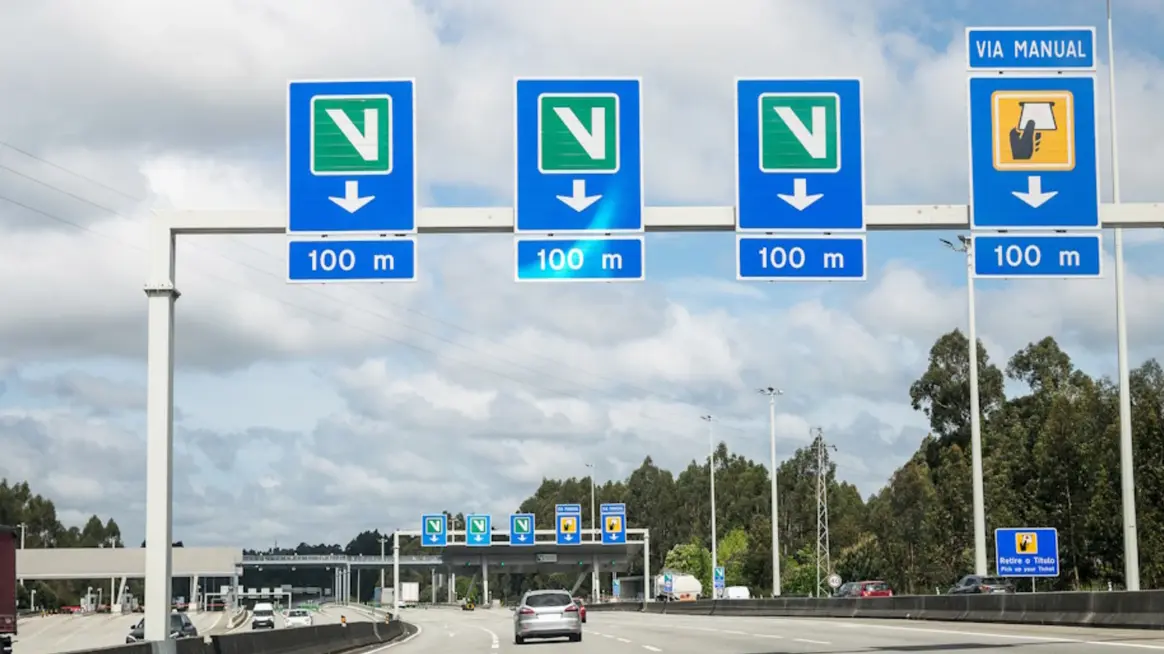 Bild der Autobahn mit Hinweisschildern zur Maut in Portugal