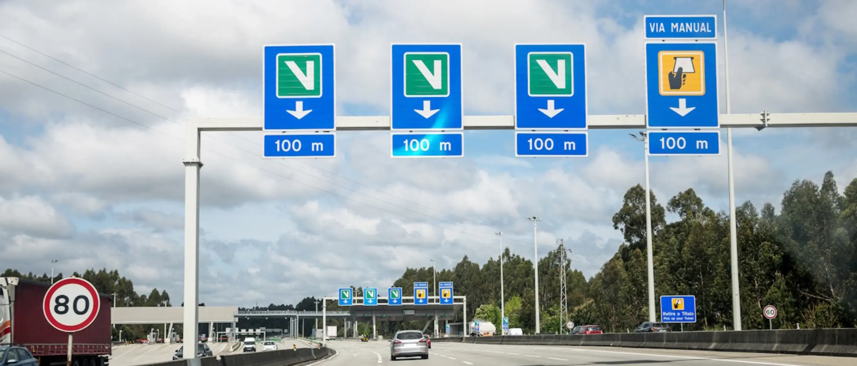 Bild der Autobahn mit Hinweisschildern zur Maut in Portugal