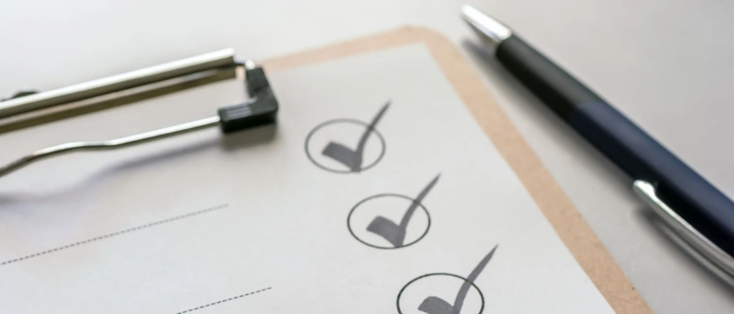 Foto einer Nahaufnahme auf eine Checkliste mit angehakten Checkboxen