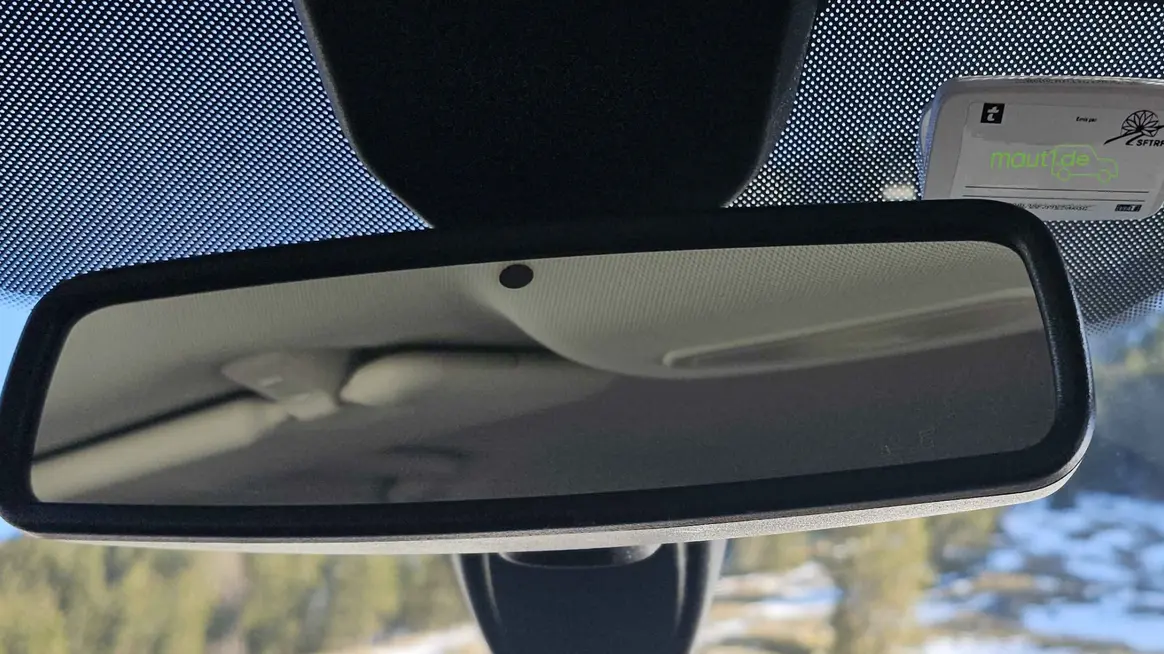 Bildausschnitt der Frontscheibe eines Fahrzeuges mit Rückspiegel und maut1 Mautbox