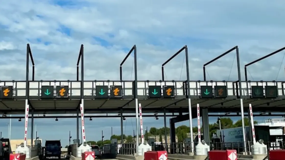 Blick auf eine Mautstation in Frankreich