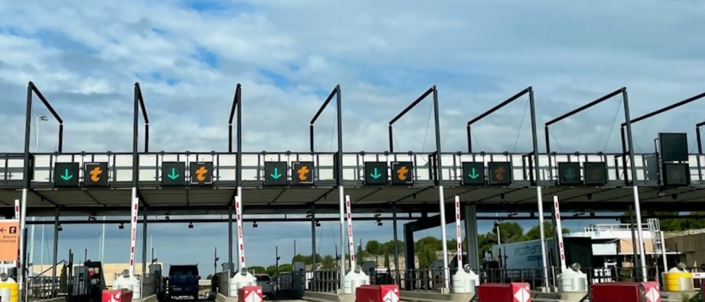 Blick auf eine Mautstation in Frankreich