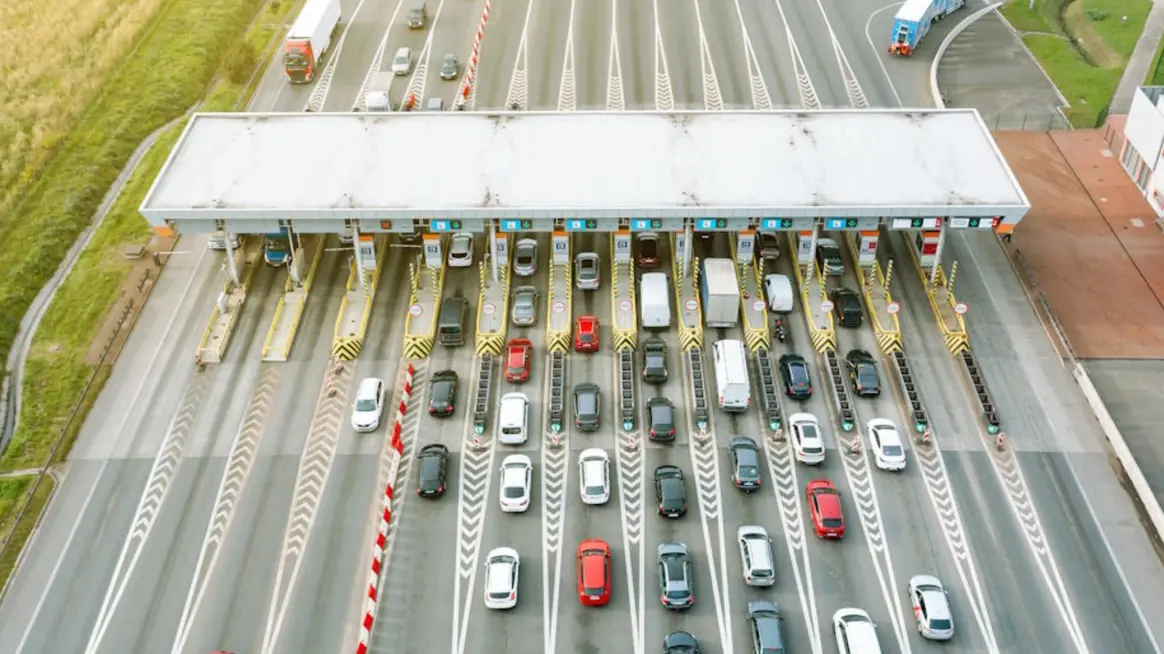 Bild einer Mautstation in Frankreich von oben