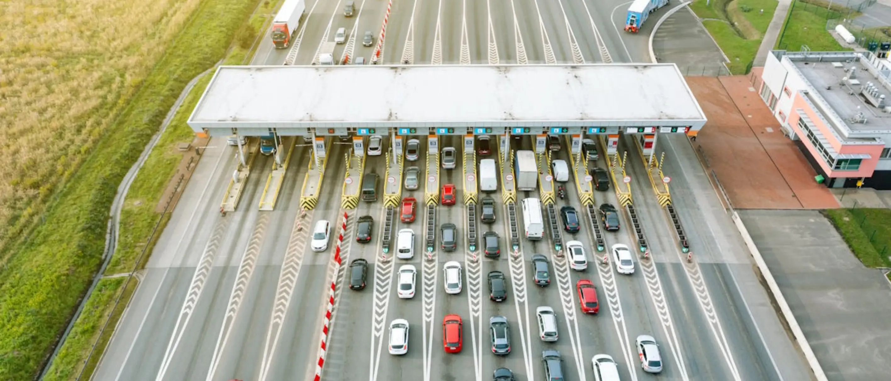 Bild einer Mautstation in Frankreich von oben