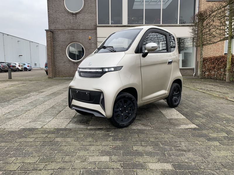 Rijbewijsvrije scootmobiel / Brommobiel E-Volt SQ4 Beige