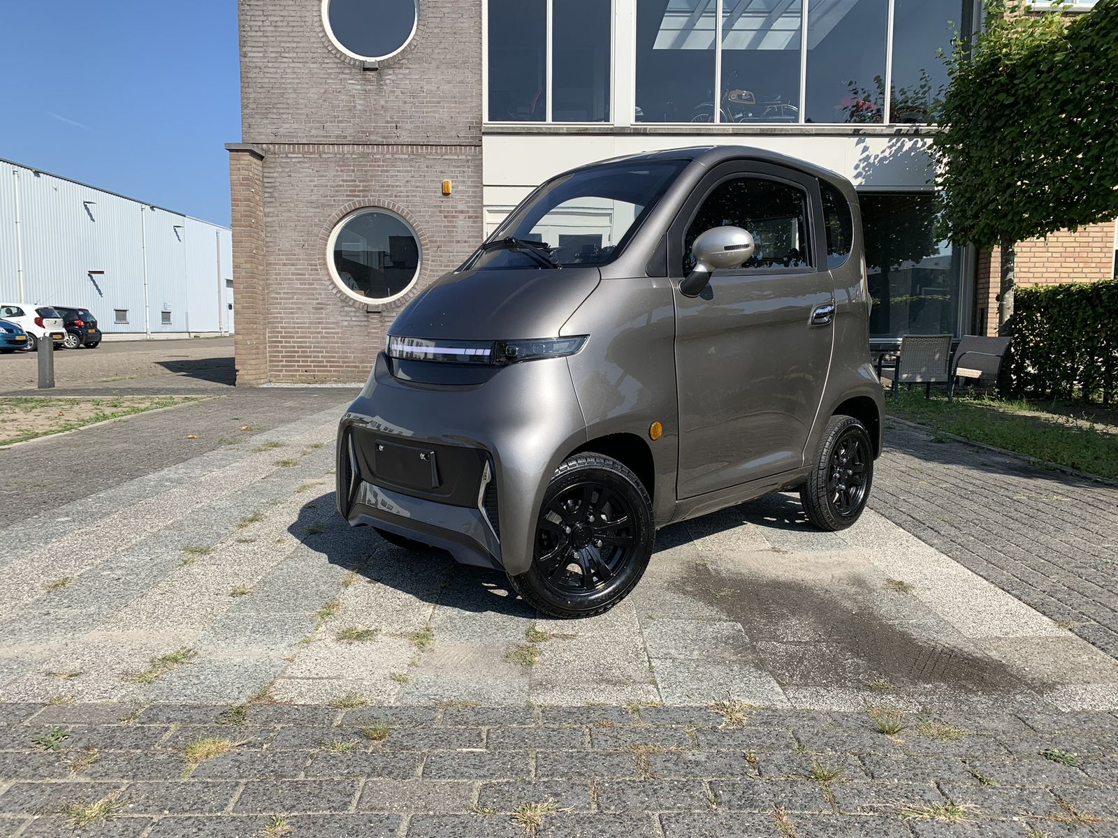 Rijbewijsvrije scootmobiel / Brommobiel E-Volt Q4 grijs.