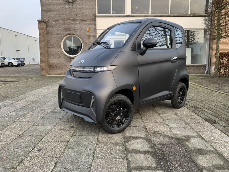 Rijbewijsvrije scootmobiel / Brommobiel E-Volt SQ4 Mat zwart