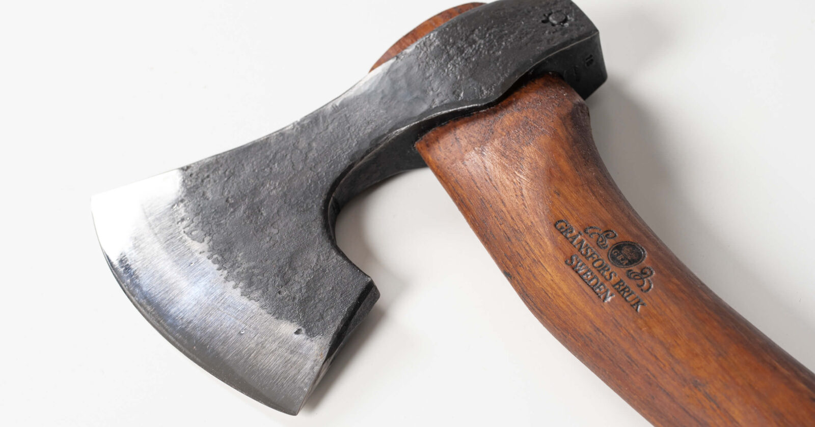 Treat the axe handle with linseed oil stain - Gränsfors Bruk