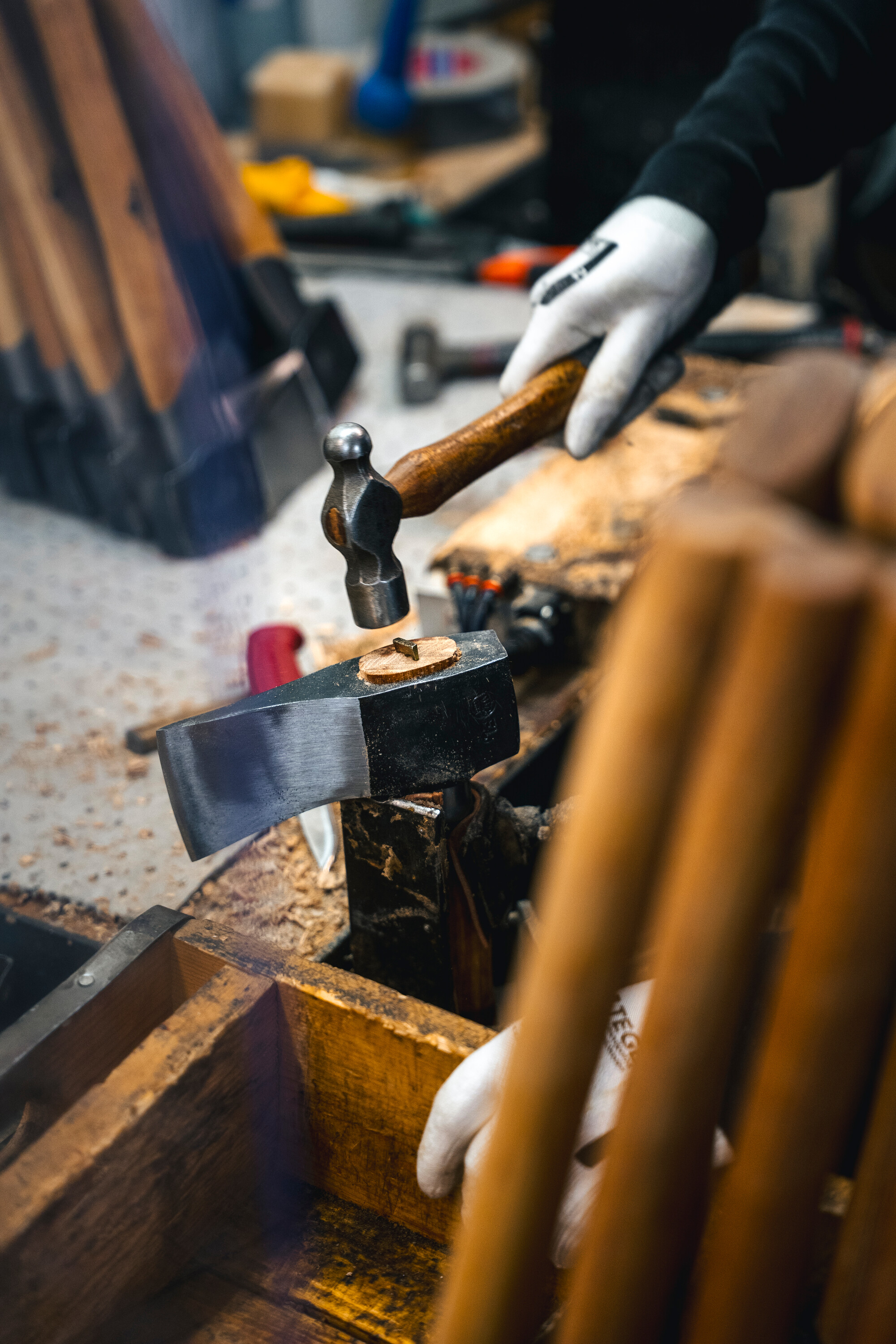 Treat the axe handle with linseed oil stain - Gränsfors Bruk