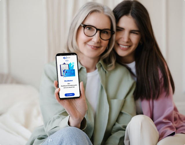 MedWallet Vorschau mit zwei Frauen und Smartphone