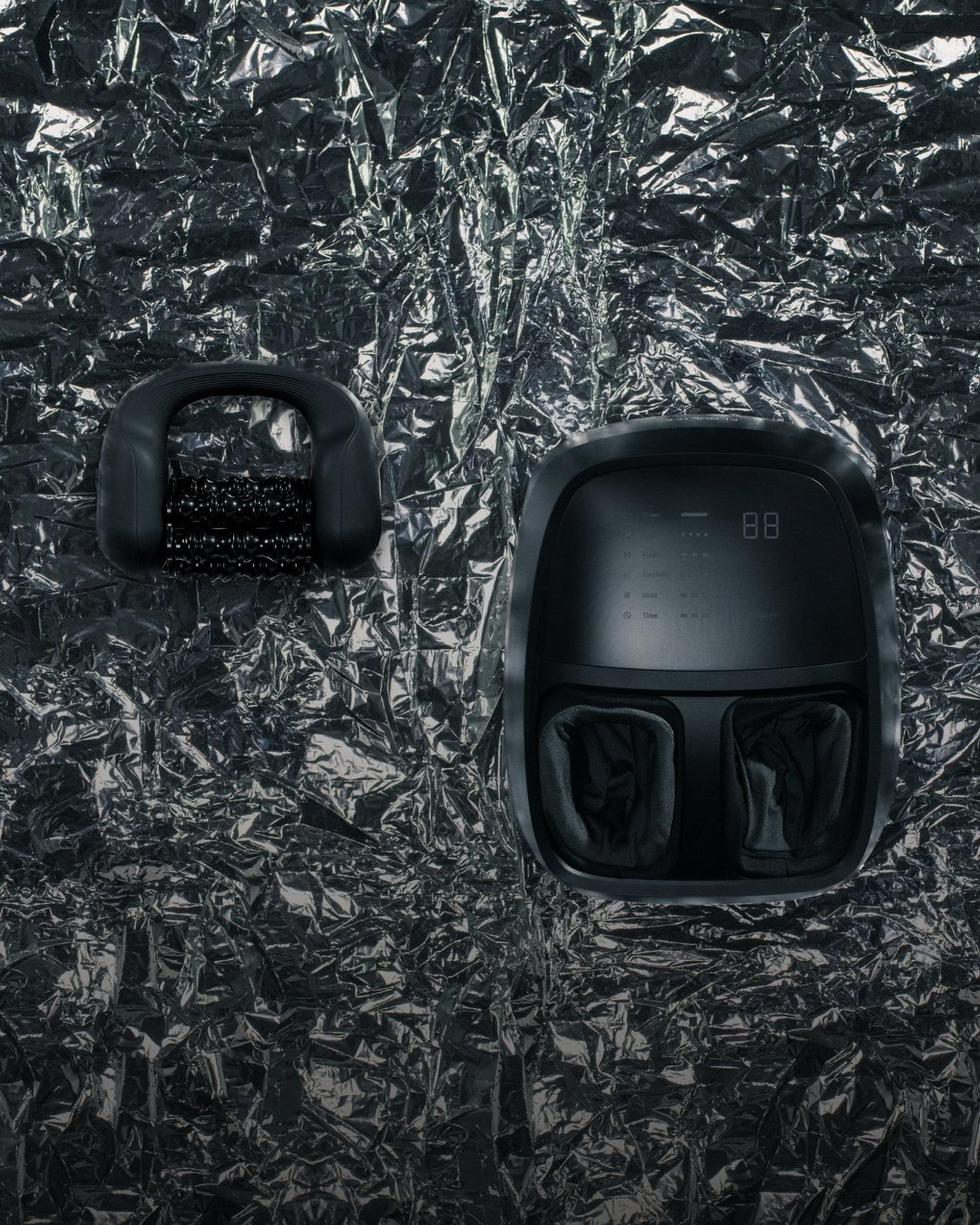 Flowlymph Roller Go and Flowfeet Pro from above on crumpled silver foil.