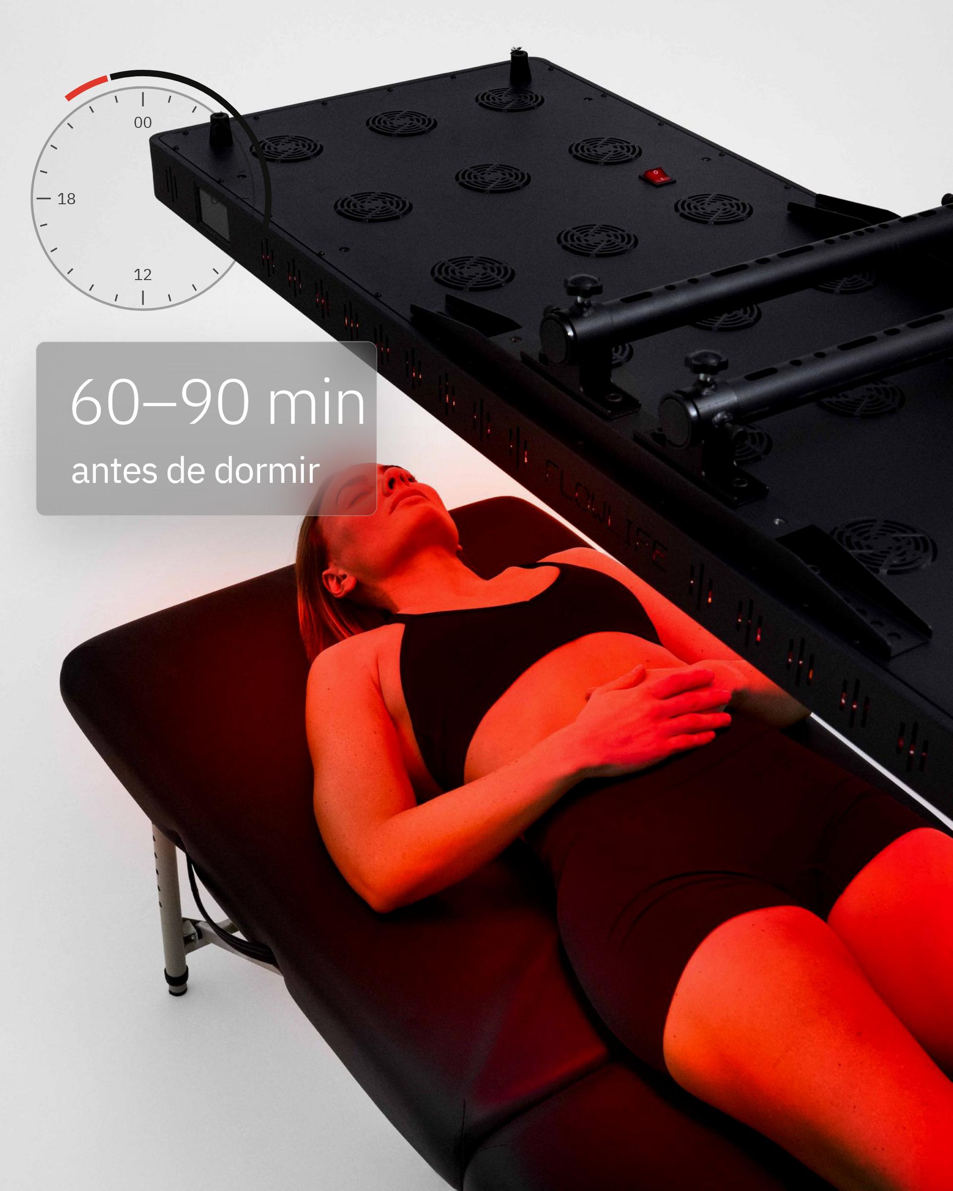 Mujer tumbada en un banco bajo un Flowlight Panel 4300 Eight Waves, con un reloj de 24 horas y 60 a 90 minutos antes de dormir