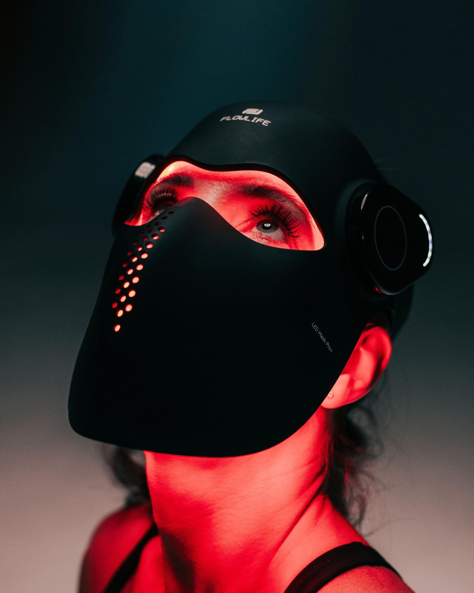 Woman wearing the Flowlight LED Mask Pro+ Three Waves
