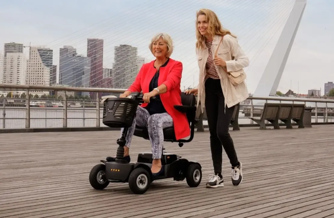Mini scootmobiel op brug