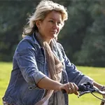 vrouw van middelbare leeftijd op de fiets