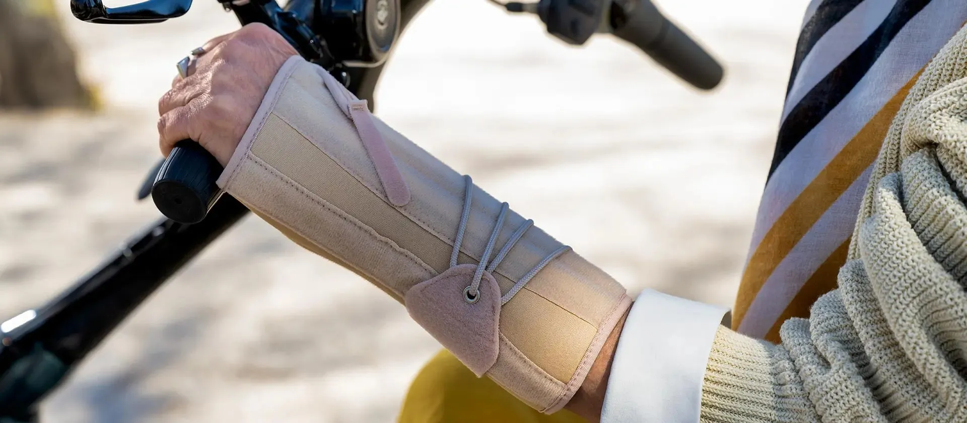 Hand op fiets in een brace