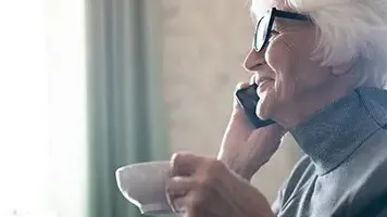Oudere vrouw aan het bellen