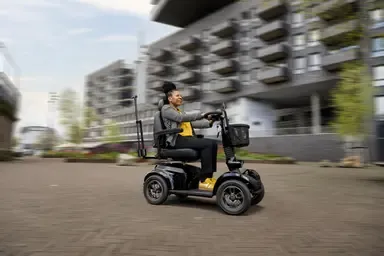 Vrouw op scootmobiel