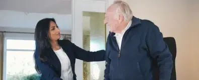 Vrouw helpt oudere man