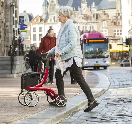Een mevrouw maakt gebruik van de Travixx rollator