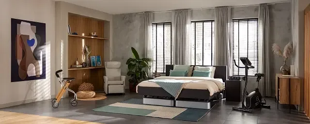 Moderne slaapkamer met een groot bed, een hometrainer en abstracte kunst. Houten planken, planten en natuurlijk licht versterken de knusse sfeer.