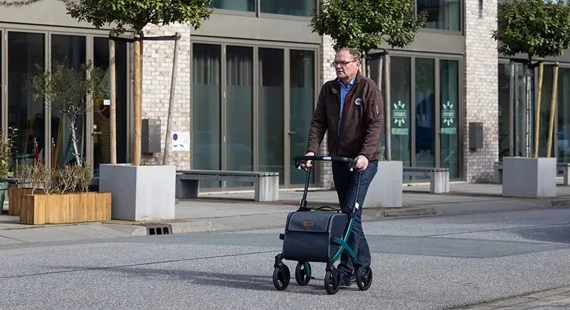 Man loopt met de Rollz Flex rollator