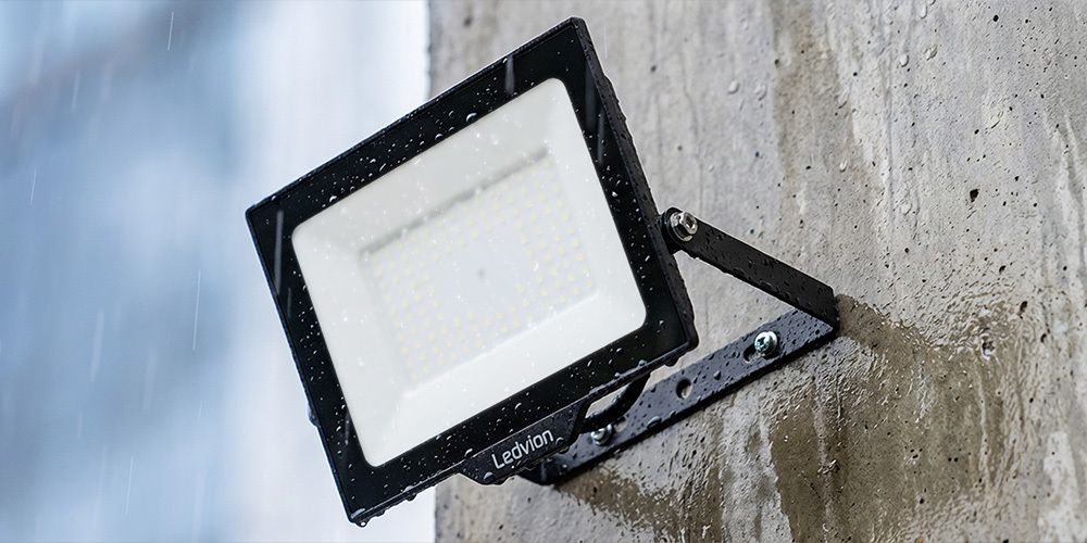 Zo installeer je de breedstraler veilig en waterdicht