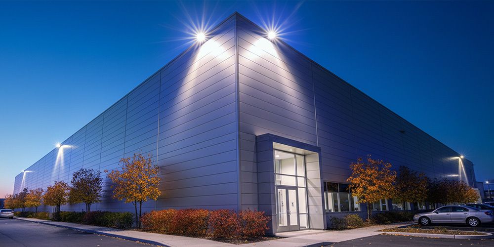 LED-breedstralers voor bedrijven: zo verlicht je jouw terrein volgens de norm