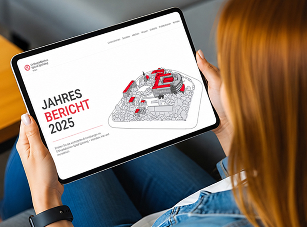 Eine Frau hält ein Tablet, auf dem der Jahresbericht angezeigt wird